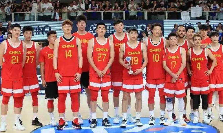 包含拳击杯赛焦点战：辽东麒麟队鏖战胶东旋风队，新星闪耀。团队防守值得称道的词条