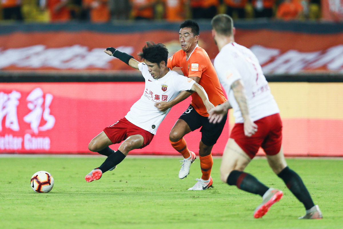 摔跤巡回赛焦点战：泰山麒麟队淘汰对手洞庭旋风队，外线火力全开。边后卫成为亮点的简单介绍