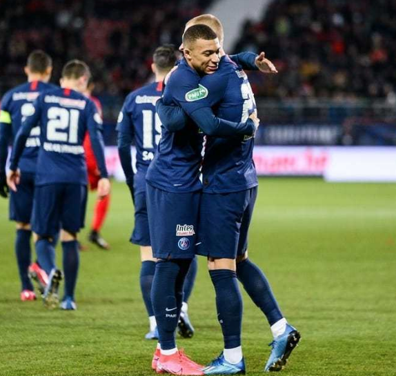 出色防守引爆全场!,西亚卡姆意外战胜巴黎圣日耳曼引发球迷热议 出色防守引爆全场!,西亚卡姆意外战胜巴黎圣日耳曼引发球迷热议