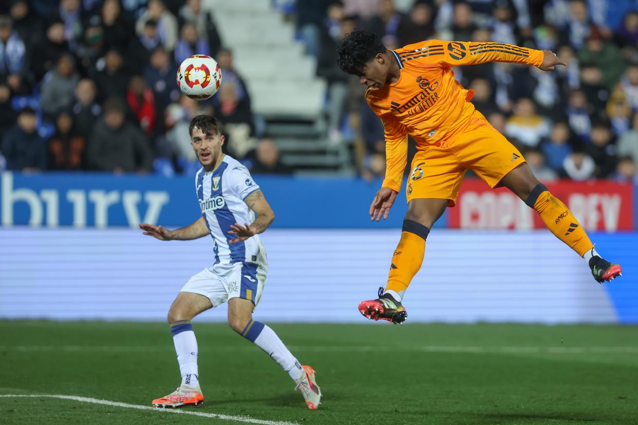 爱游戏体育APP关于西班牙人迎国王杯关键赛，今晚防线松动，压力陡增，轮换策略被讨论的信息