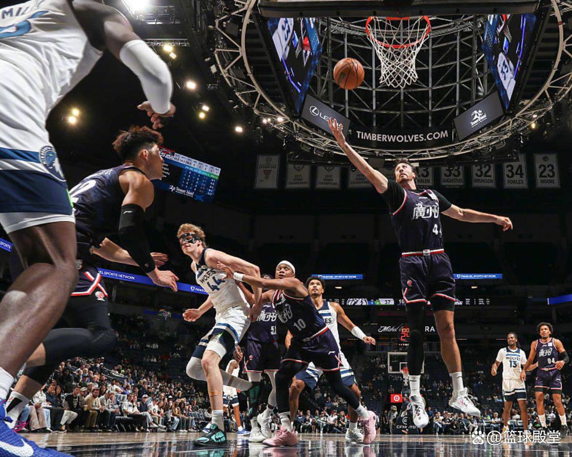 明尼苏达森林狼训练开放日，今夜队长鼓劲引欢呼，NBA总决赛在即，资深球员宣示担当的简单介绍